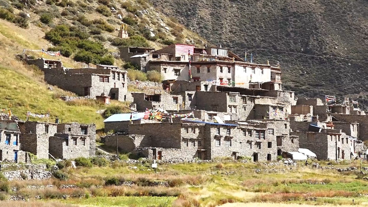 स्थानीय सरकारले पनि नदेखेको एउटा गाउँ जहाँबाट मान्छेसँगै गुम्बा पनि सर्दैछ बसाइँ